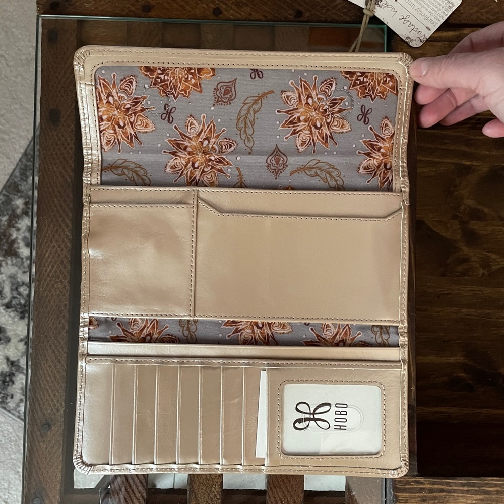 Hobo Ardor Continental Leather Wallet with magnetic closure